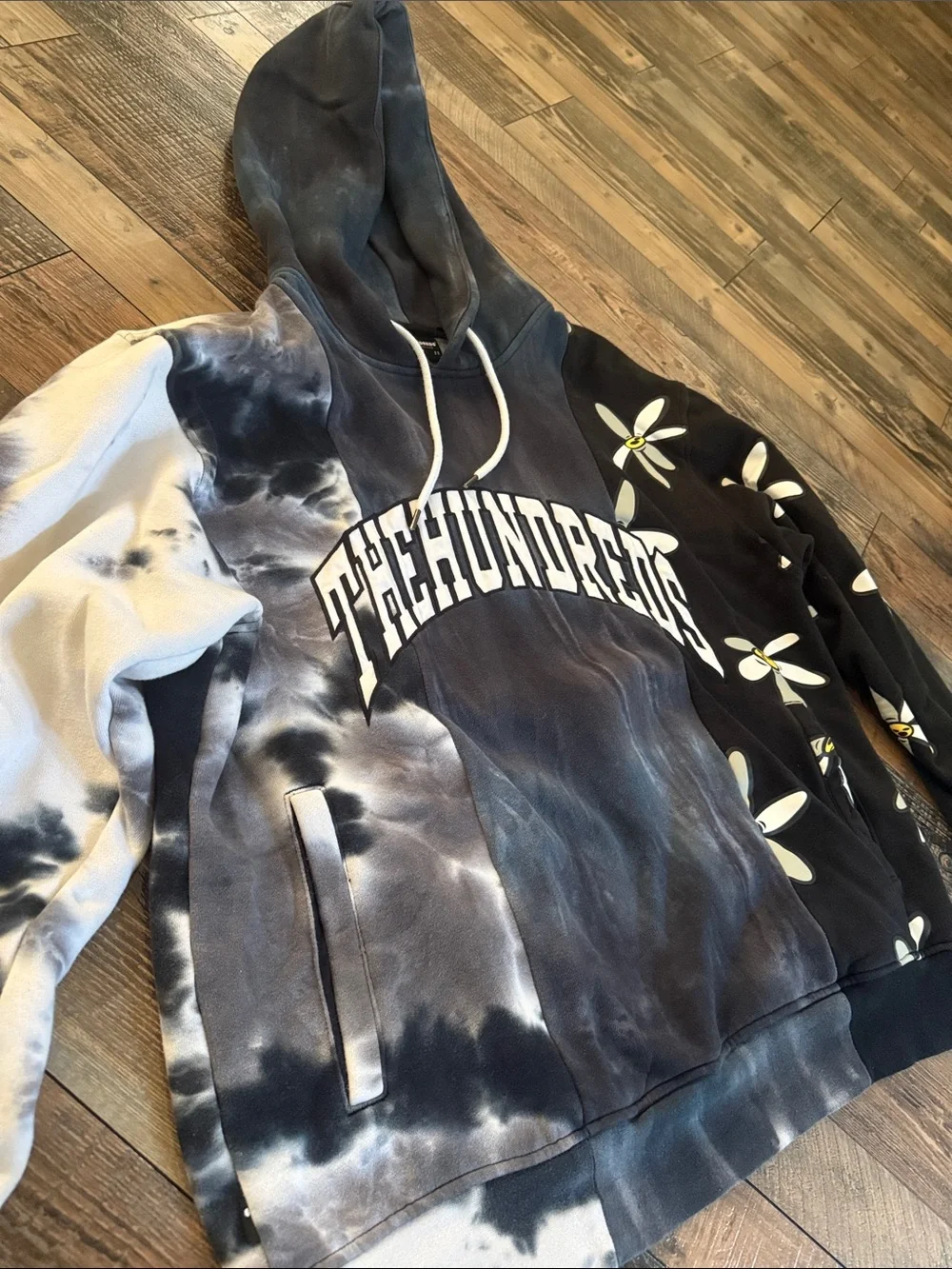 The Hundreds Black, White, Navy Tie-Dye & Daisy Hoodie size XL